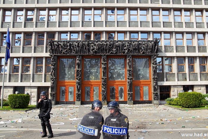 Policija pred parlamentom 03