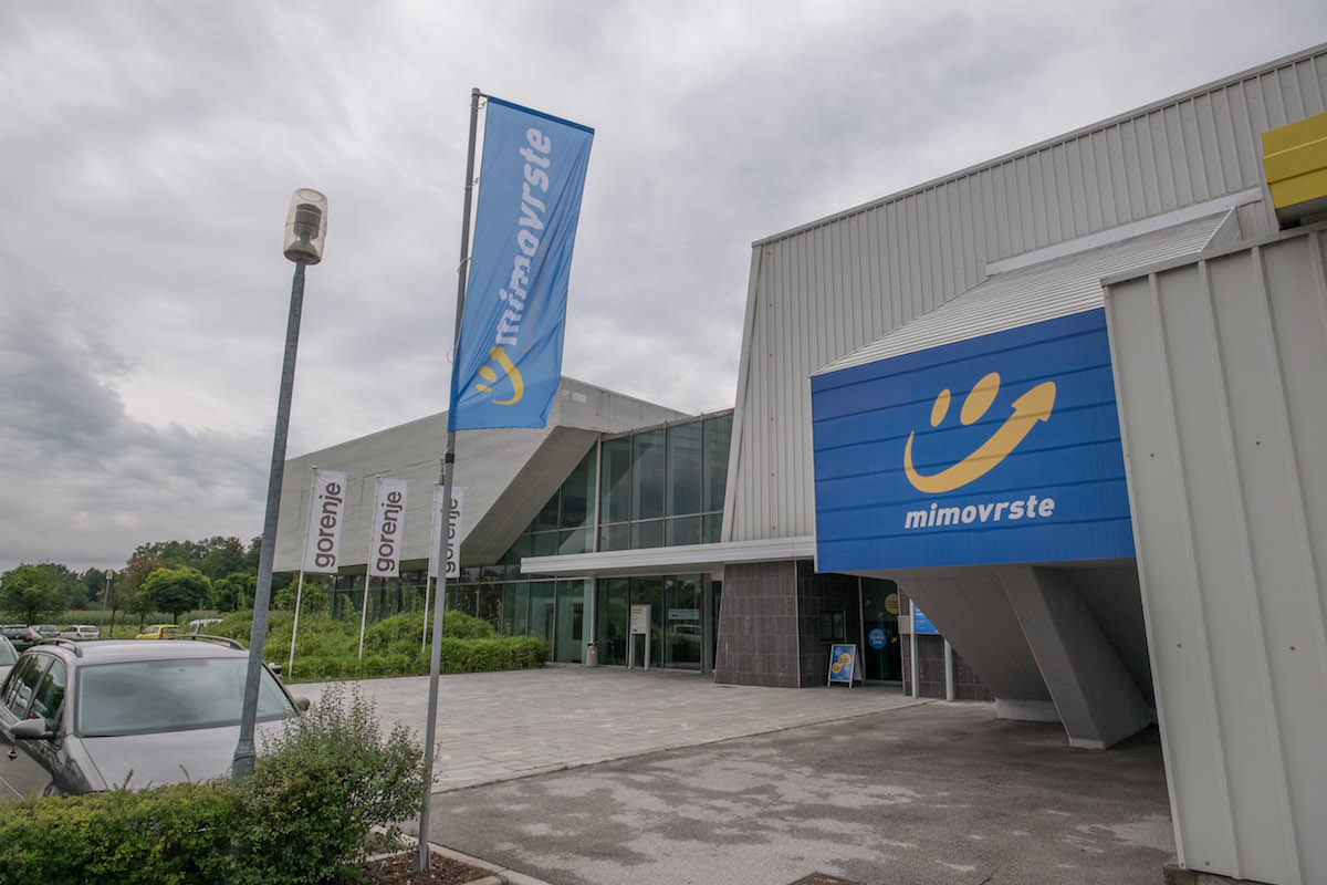 Prevzemno mesto mimovrste=) na Brncicevi ulici v Ljubljani