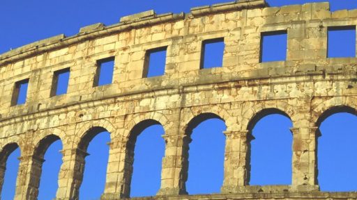 Arena Pula v jutranjem soncu 5