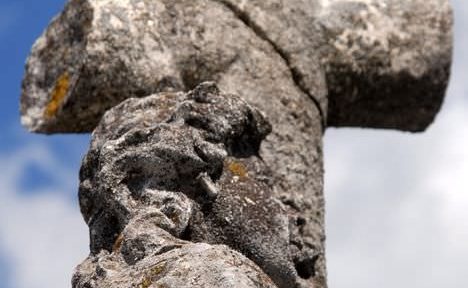 Križ na pokopališču 14