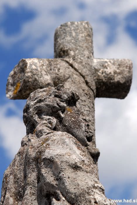 Križ na pokopališču 14