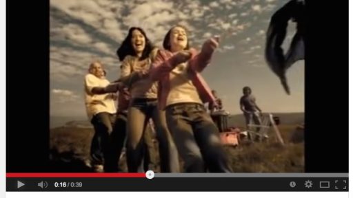 Carla Bruni s pesmijo Quelqu'un m'a dit v novem oglasu Mobitela