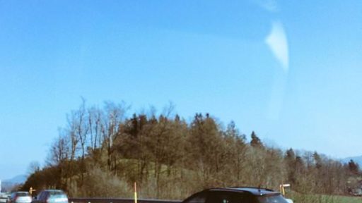 Policija parkira na uvozu na avtocesto