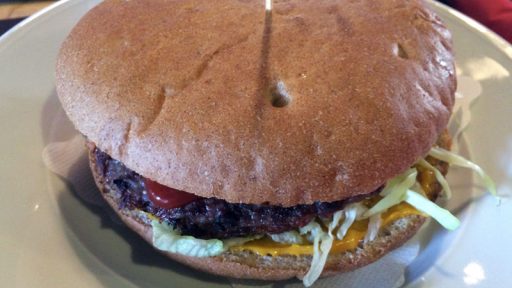 Pivnica Union in njihov hamburger (pleskavica)