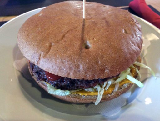 Pivnica Union in njihov hamburger (pleskavica)