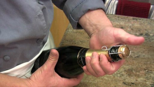 Kako odpreti/odsekati steklenico penečega vina s pomočjo iPhone 5 telefona?