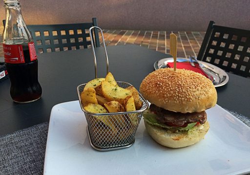 Spirit Bar & Kitchen in njihov XL Burger