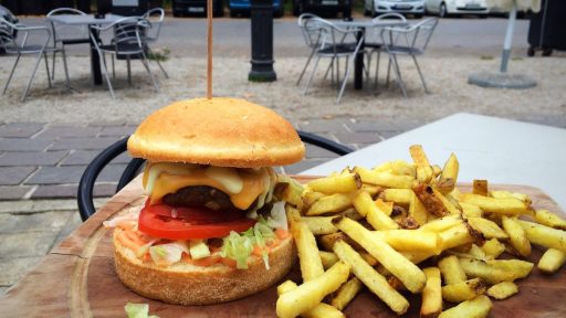 Dežela okusov / deželni burger z domačim krompirčkom