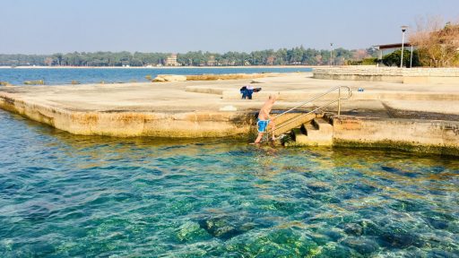 Skok v morje 9.2.2019 Umag 10 stopinj