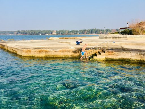 Skok v morje 9.2.2019 Umag 10 stopinj