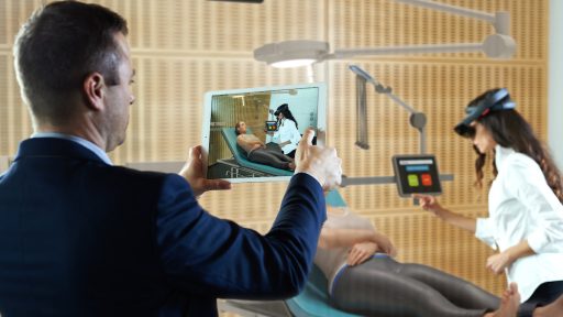 Awake platforma za simulacije nujnih medicinskih stanj s pomočjo obogatene resničnosti HoloLens