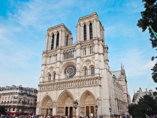 Katedralo Notre Dame v Parizu je zajel ogenj