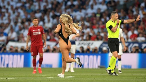 Kinsey Wolanski v kopalkah prekinila tekmo Liverpool Tottenham Kinsey je dekle Vitalya Zdorovetskiya Vitaly Uncensored