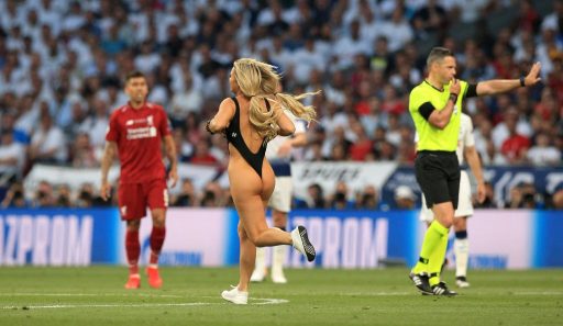 Kinsey Wolanski v kopalkah prekinila tekmo Liverpool Tottenham Kinsey je dekle Vitalya Zdorovetskiya Vitaly Uncensored