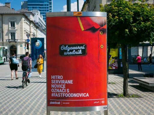 fastfoodnovica Plaktivat na temo Kriza medijev TAM TAM Institut in Radio Student