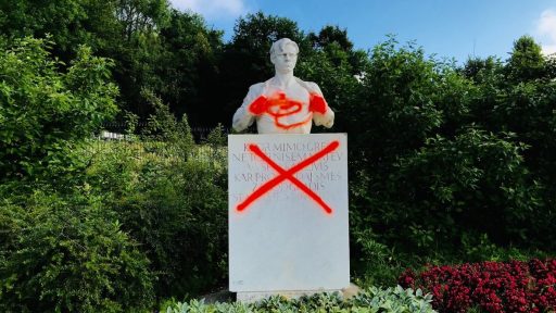 Kreteni v Ljubljani z grafiti oskrunili vrsto spomenikov