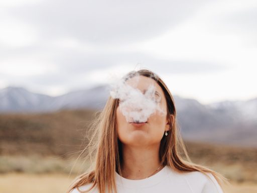 Je uporaba elektronskih cigaret res neskodljiva