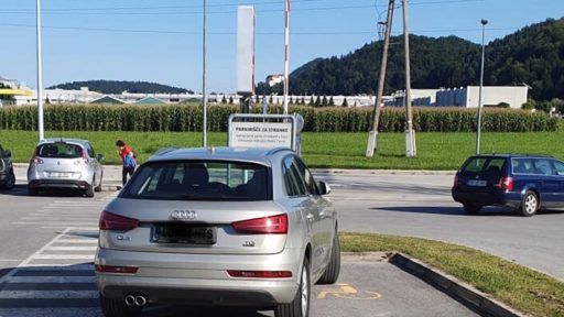 Lucija Usaj parkira Audija na prostoru za invalide na Partizanski ulici v Velenju1