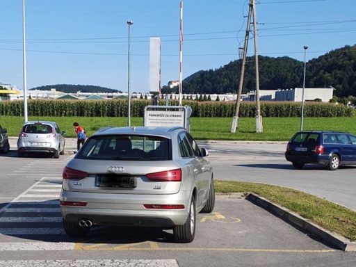 Lucija Usaj parkira Audija na prostoru za invalide na Partizanski ulici v Velenju1