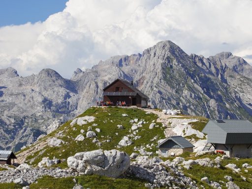 Naj planinska koca 2019 je Dom na Kofcah Naj visokogorska planinska koca 2019 je Zasavska koca na Prehodavcih