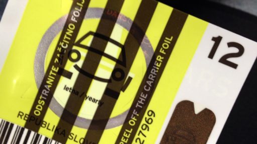 Vinjeta 2020 bo rumene barve cena letne vinjete bo 110 evrov mesecne 30 in tedenske 15 evrov