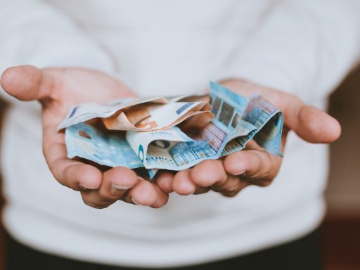 Zakaj banke zaracunajo provizijo ob donaciji za Krisa