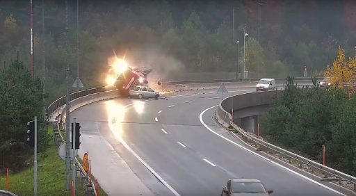 Nesreca tovornjaka na ljubljanski obvoznici Opel Corsa s ceste zrinila tovornjak