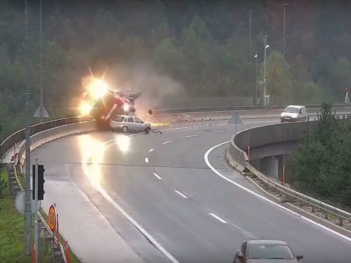Nesreca tovornjaka na ljubljanski obvoznici Opel Corsa s ceste zrinila tovornjak