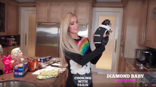 Cooking with Paris Paris Hilton ima svojo 22kuharsko oddajo22 na YouTubeu