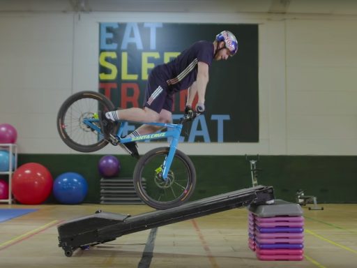 Danny MacAskills Gymnasium s kolesom v telovadnico in nemotec 22product placement22