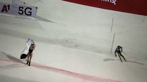 Kinsey Wolanski v kopalkah in napisom RIP Kobe na cilju slaloma v Schladmingu