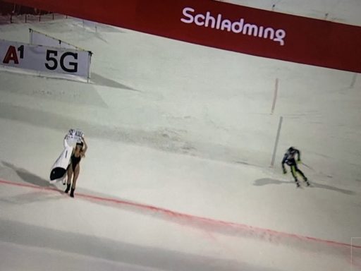 Kinsey Wolanski v kopalkah in napisom RIP Kobe na cilju slaloma v Schladmingu