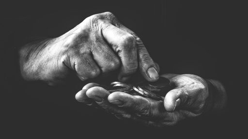 37.000 upokojencev ima pokojnino nizjo od 300 evrov 26.000 jih caka na prosto posteljo v domu upokojencev