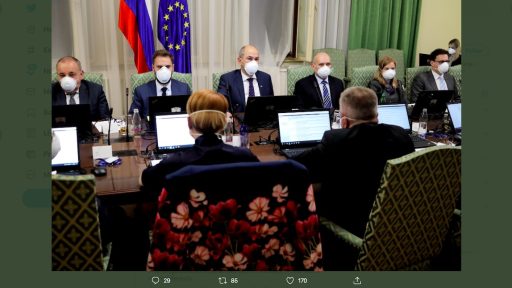 Nova vlada na prvi seji z zascitnimi maskami na obrazih kaj sporocajo prebivalcem Slovenije s tem