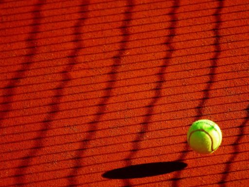 Od danes lahko igrate tenis na teniskih igriscih vendar preverite dolocila ki se jih morate drzati
