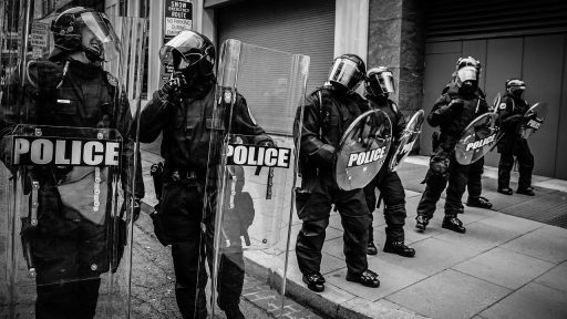 Zakaj MORS kupuje 600 kompletov opreme za nadzorovanje mnozic koga bodo pretepali