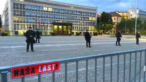 Policija pred parlamentom