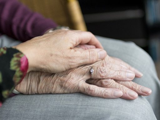 V Desusu obsojajo neprimerno izrazanje glede starejsih ljudi na vladnem Twitter racunu