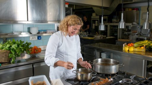 ana ros v kuhinji photo