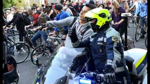 policist protesti