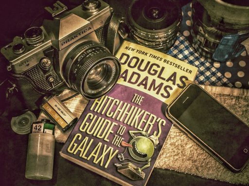 Opravicujemo se za vse nevsecnosti podkast o Stoparskem vodniku po Galaksiji Douglas Adams