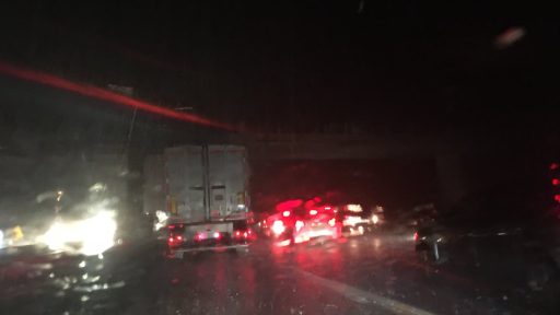 kreteni parkirajo pod nadvozi na avtocesti2