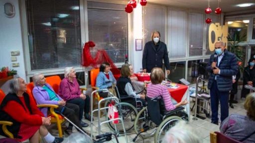 Janez Jansa obiskal starostnike v DSO brez zascitne obleke varovanci brez zascitnih mask