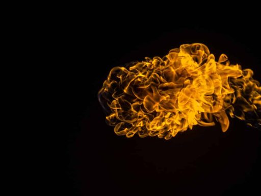 Neznanec vrgel molotovko v dnevno sobo obcinske svetnice stranke LMS