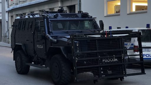 policijsko vozilo proti protestnikom 1