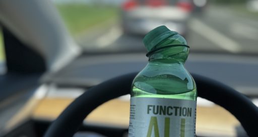 plastenka v vrocem avtu