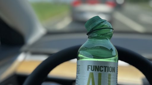 plastenka v vrocem avtu