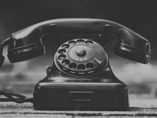 Star stacionarni telefon z vrtljivo številčnico iz časov Jugoslavije