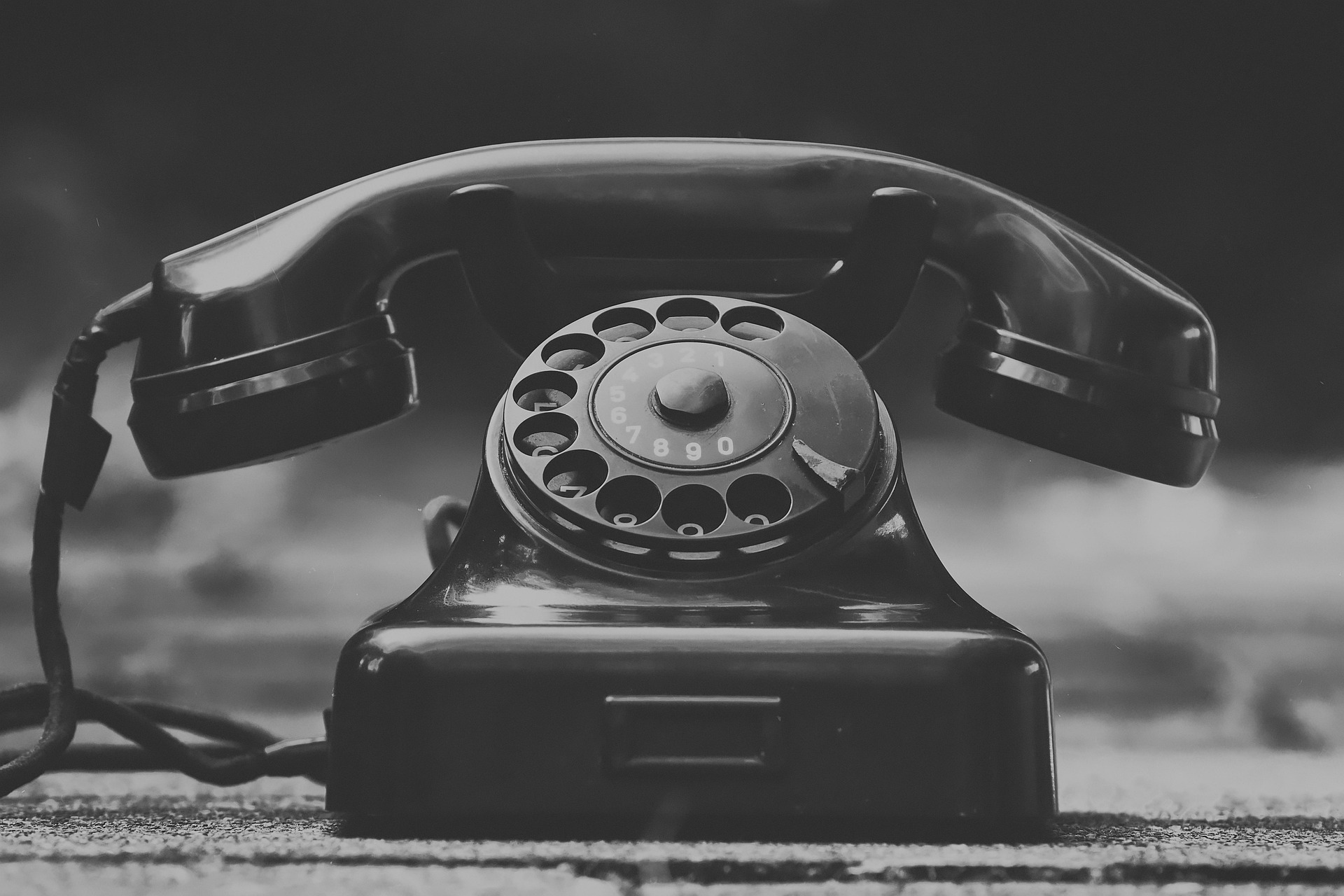 Star stacionarni telefon z vrtljivo številčnico iz časov Jugoslavije