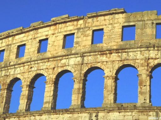 Arena Pula v jutranjem soncu 5